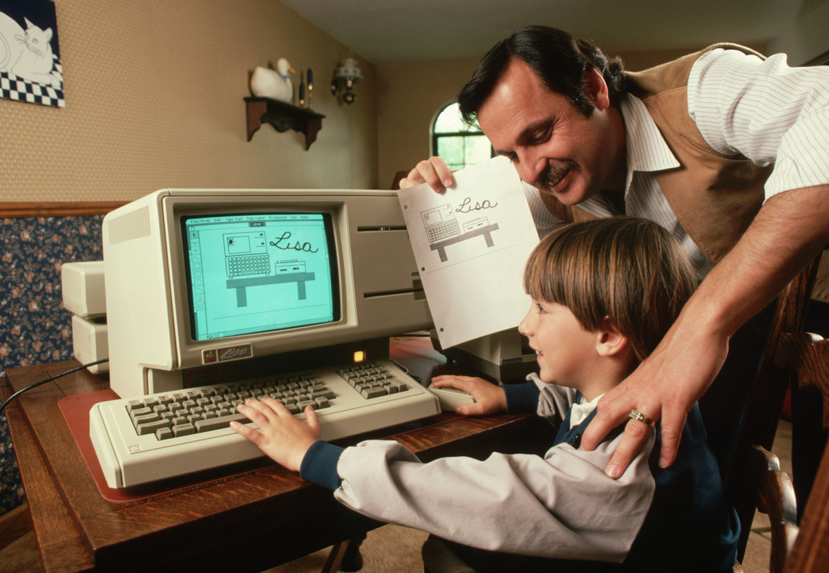 The computer is he. Lisa Стив Джобс компьютер. Интересные компьютерные истории. Чрезмерная компьютеризация детей. Домашняя компьютеризация.