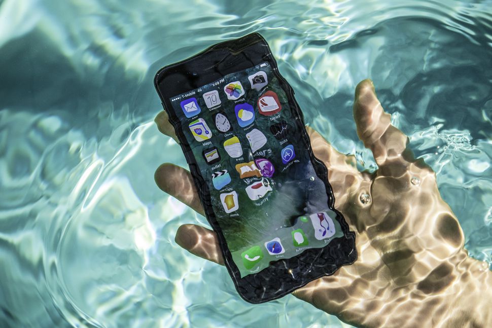 iphone-7-pool-tests-water-splash-0072.jpg