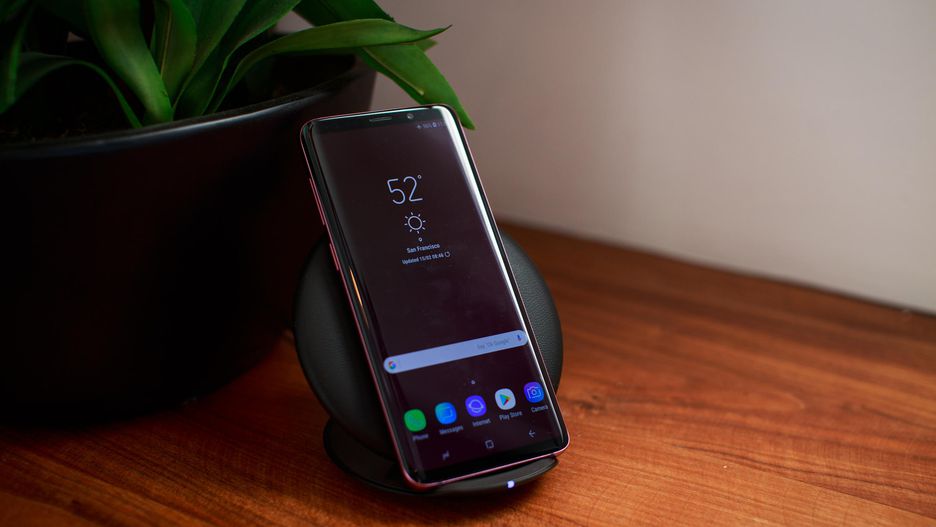 ​Samsung Galaxy S9 on wireless charger