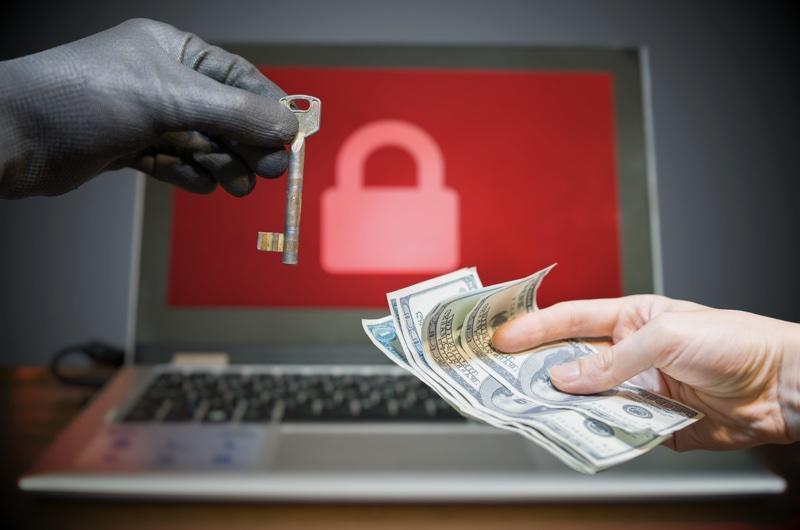 Concepto de piratería y seguridad informática. El virus ransomware tiene datos cifrados en la computadora portátil. Hacker ofrece una clave para desbloquear datos cifrados por dinero.