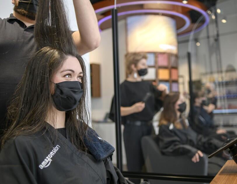 Femme se faire couper les cheveux au salon Amazon
