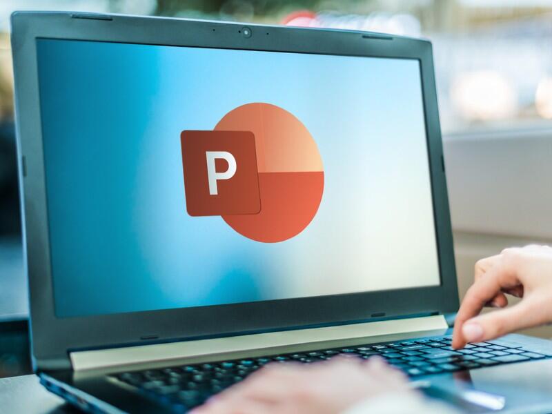 Bilgisayar ekranında PowerPoint logosu