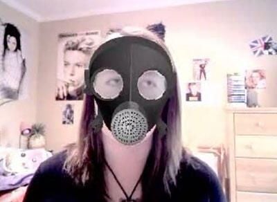 "Bowiechick" in gas mask