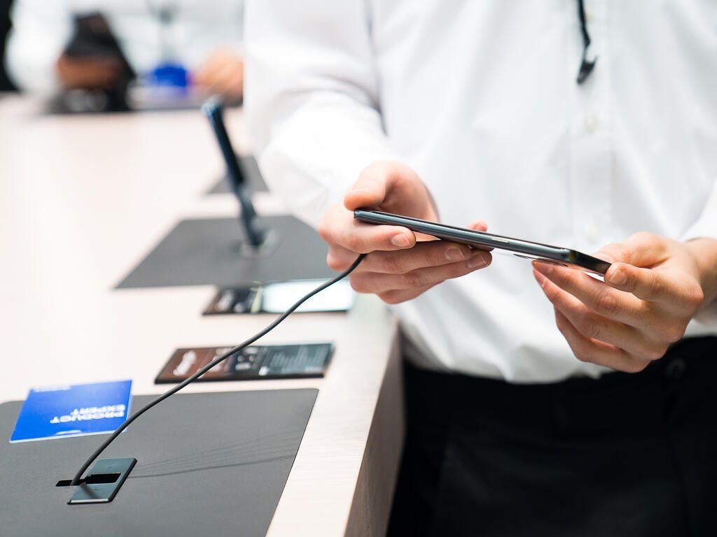 Samsung rep demos S9 at MWC 2018
