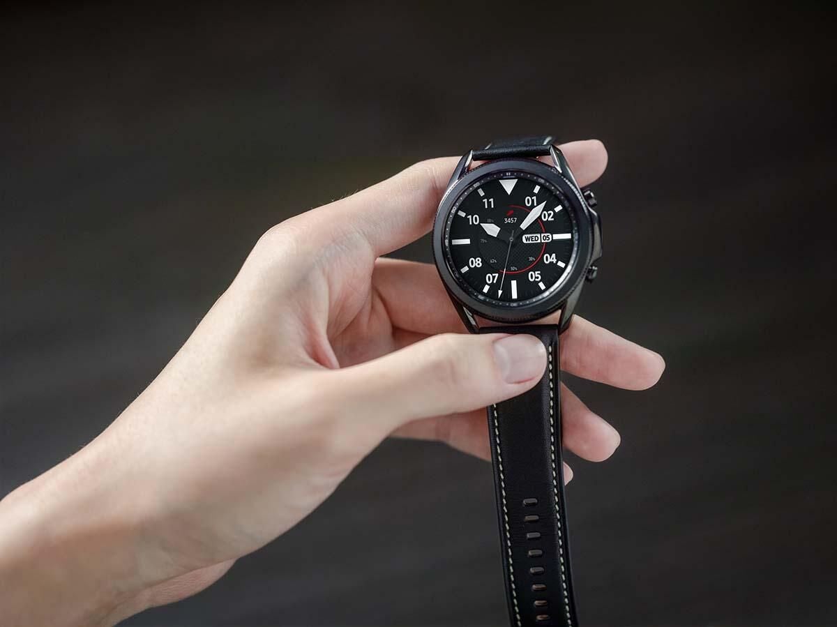 galaxy-watch3-mystic-black-front-handheld-lifestyle.jpg