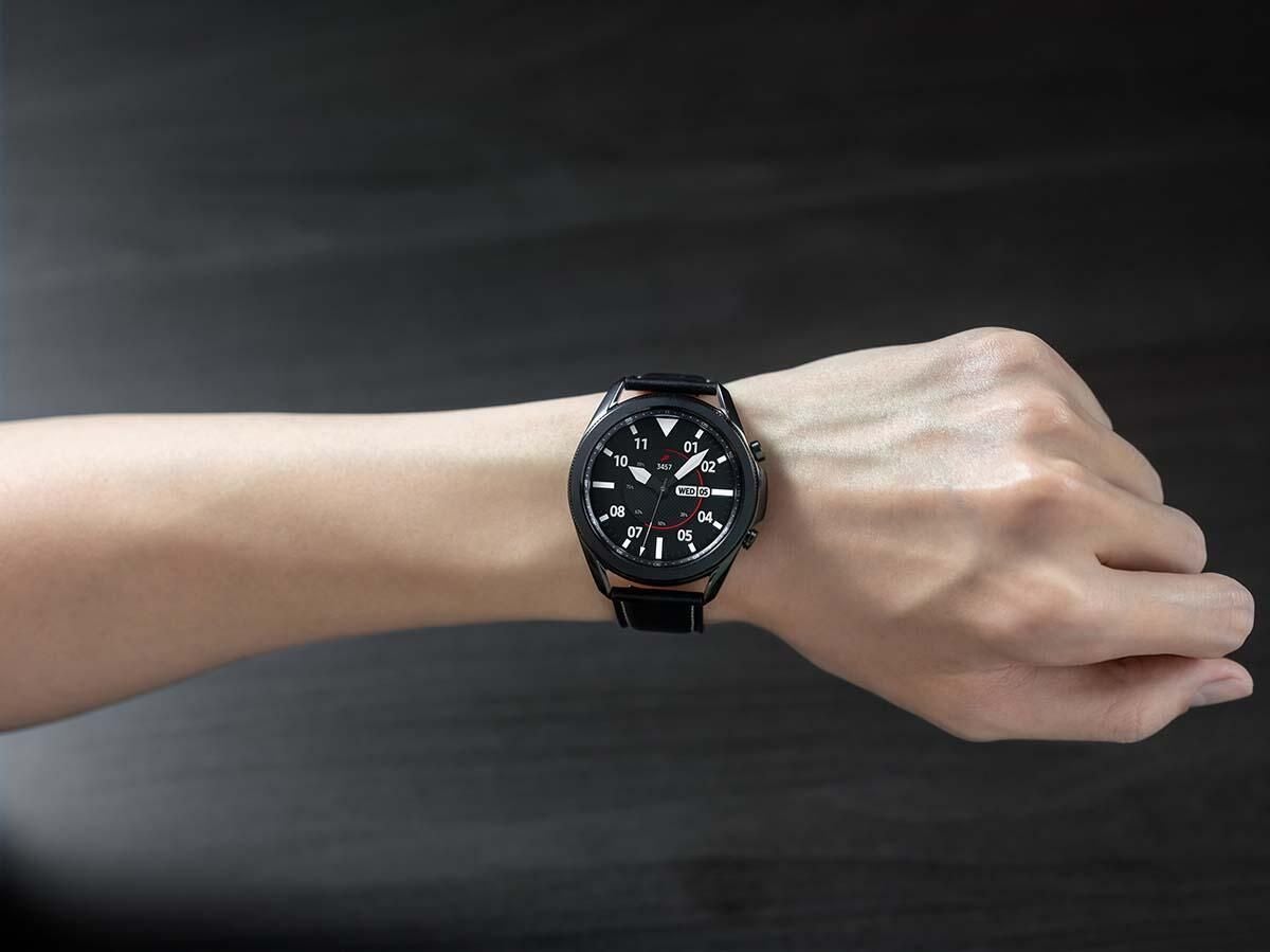 galaxy-watch3-mystic-black-front-on-wrist-lifestyle.jpg