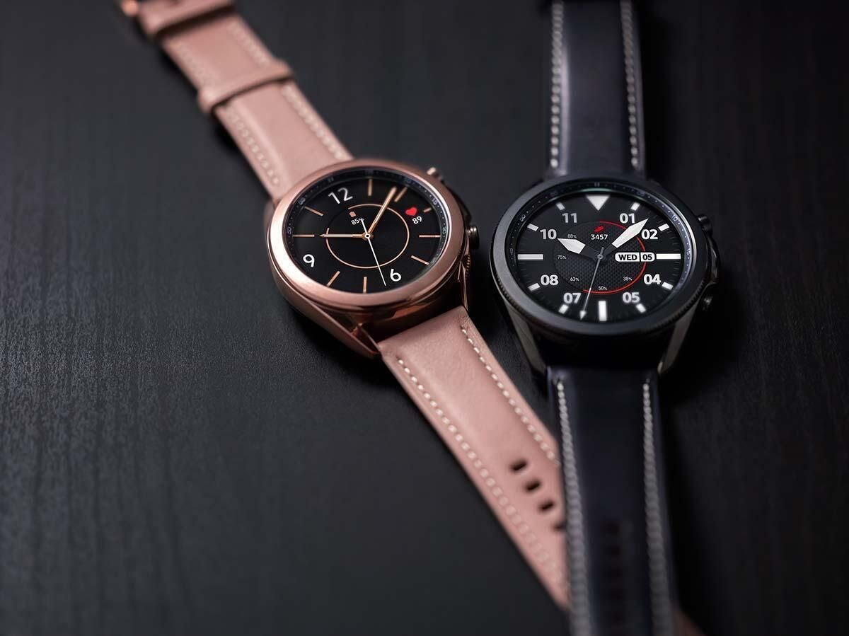 galaxy-watch3-mystic-bronze-and-black-front-lifestyle.jpg