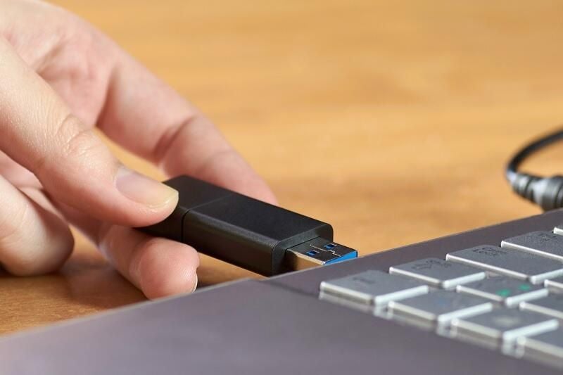 How to format a thumb drive using macOS Monterey, lead image.