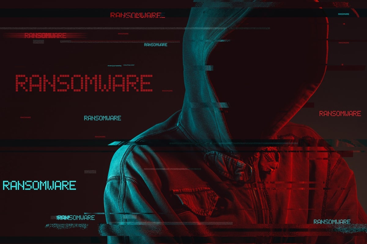 Ransomware-Konzept mit gesichtsloser männlicher Person mit Kapuze, zurückhaltendem rot- und blaubeleuchtetem Bild und digitalem Glitch-Effekt