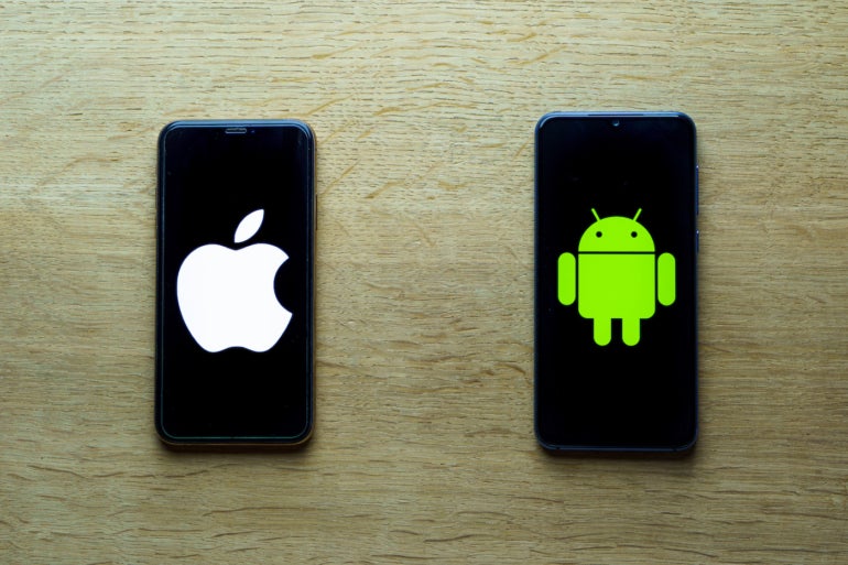 iPhone dan ponsel Android di atas meja.