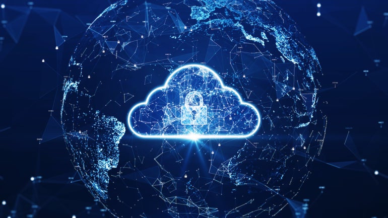 Una nube y un símbolo de seguridad sobre un globo de dispositivos conectados a Internet de las cosas.