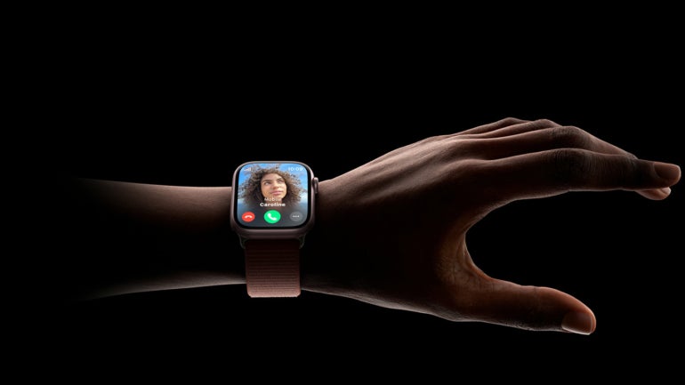 Bras portant une Apple Watch affichant un appel en cours.