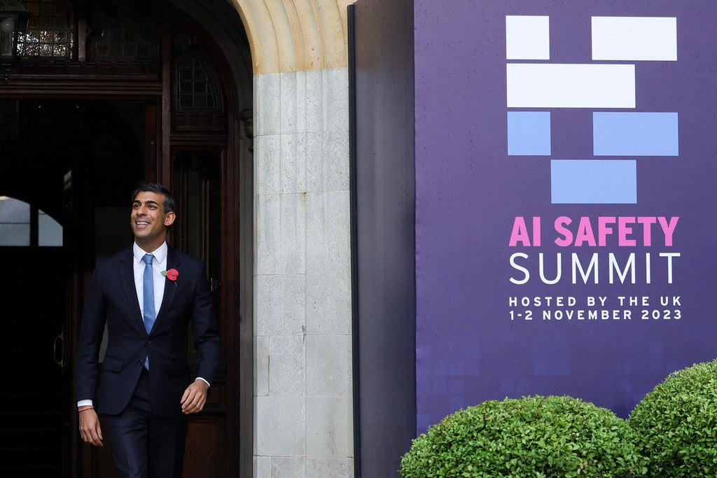 Le Premier ministre britannique Rishi Sunak accueille la deuxième journée du UK AI Summit à Bletchley Park.